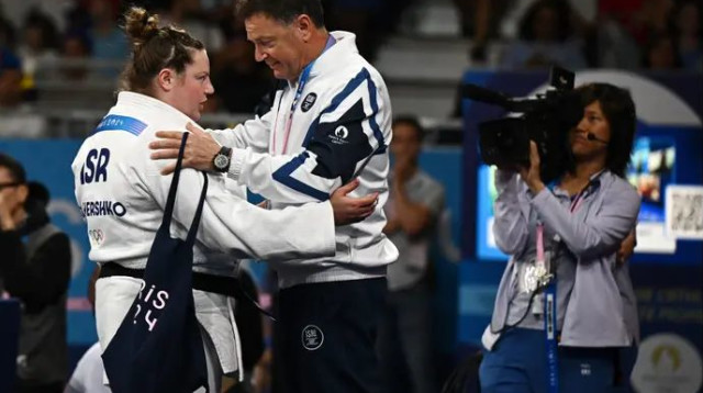 הישג שיא לג'ודו הישראלי. רז הרשקו עם מאמנה שני הרשקו (צילום: רויטרס)