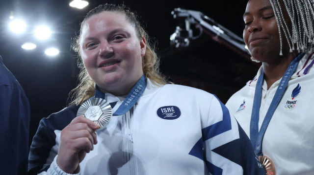 רז הרשקו על הפודיום עם מדליית הכסף האולימפית, פריז 2024 (צילום: רויטרס)