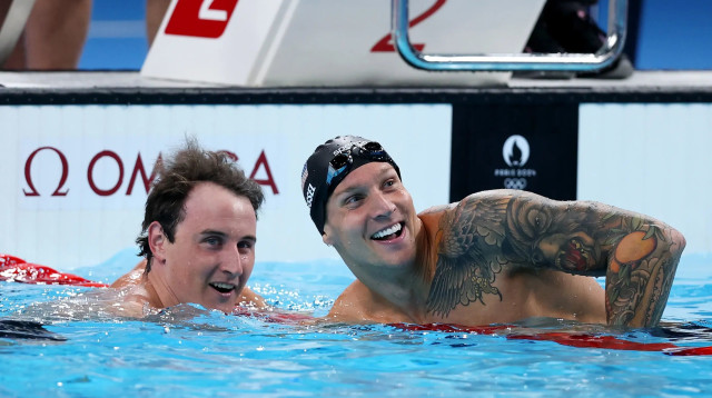 קמרון מקבוי שחיין אוסטרלי (משמאל) עם קיילב דרסל שחיין אמריקאי, פריז 2024 (צילום: GettyImages, Maddie Meyer)