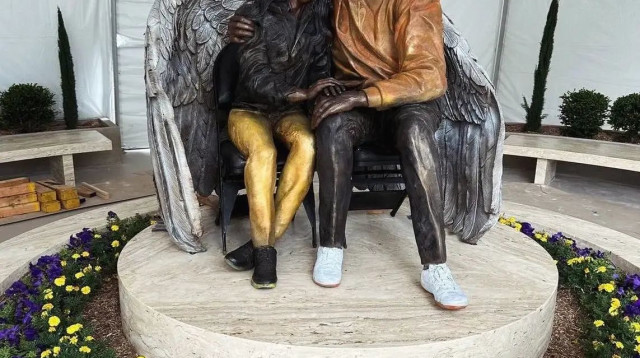 הפסל החדש לזכר קובי בריאנט ובתו ג'יאנה (צילום: צילום מסך, .)