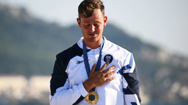 תום ראובני עם מדליית הזהב באולימפיאדת פריז 2024 (צילום: TPS, Clive Mason)