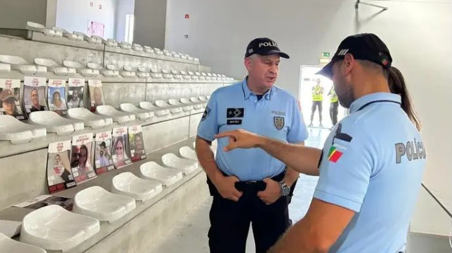 שוטרים פורטוגלים דורשים להסיר את המיצג למען החטופים, אתמול (צילום: באדיבות המשפחה)
