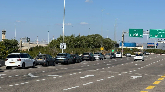 חונים בשוליים. נתב"ג (צילום: רשות שדות התעופה)