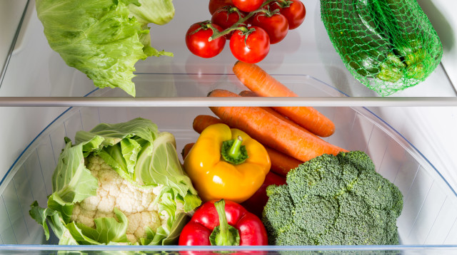 כך תוכלו לטהר את הירקות והפירות לפני האחסון במקרר (צילום: אינג'אימג')