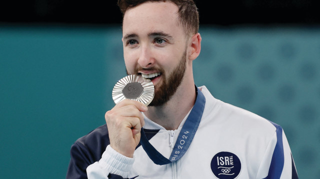 ארטיום דולגופיאט עם מדליית הכסף (צילום: רויטרס)