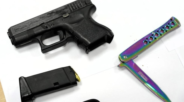 האקדח שאותר בצפון (צילום: דוברות המשטרה)