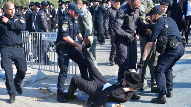 הפגנת חרדים בלשכת הגיוס בתל-השומר (צילום: אבשלום ששוני)