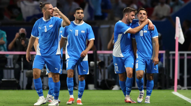 שחקני הנבחרת האולימפית של ישראל חוגגים עם אוסקר גלוך (צילום: GettyImages)