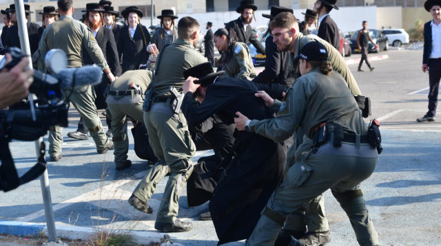 שוטרים ומפגינים חרדים מול לשכת הגיוס (צילום: אבשלום ששוני)