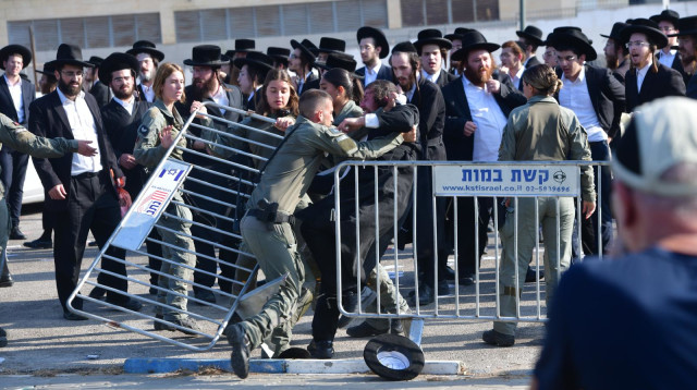 הפגנה סוערת מול הבקו"ם (צילום: אבשלום ששוני)