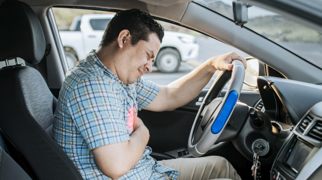 התקף לב. לחץ בחזה וזיעה קרה (צילום: אינגאימג')