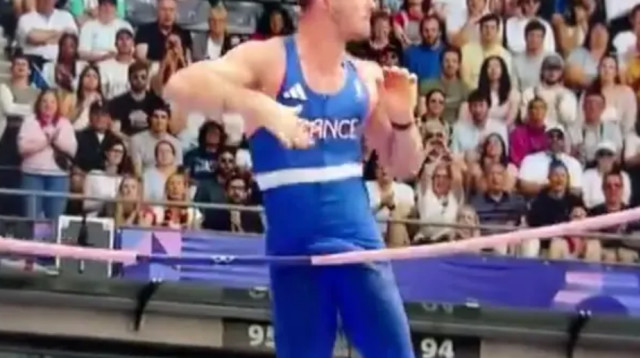 הפין הכשיל את הספורטאי בעת הקפיצה במוט (צילום: רשתות חברתיות)