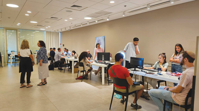 "יריד סידורים" לעולים במילואים (צילום: עיריית ירושלים)