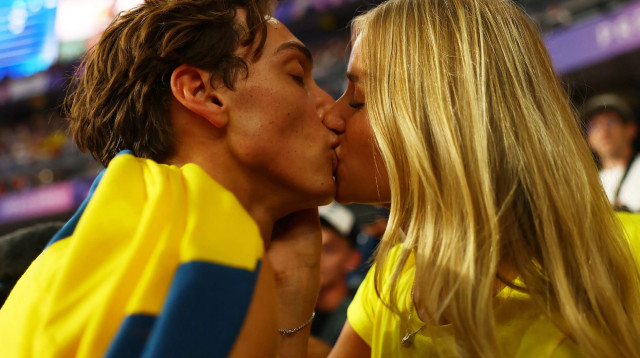 ארמנד דופלנטיס קופץ במוט שבדי עם בת זוגו דזיאה אינגלנדר, פריז 2024 (צילום: רויטרס)