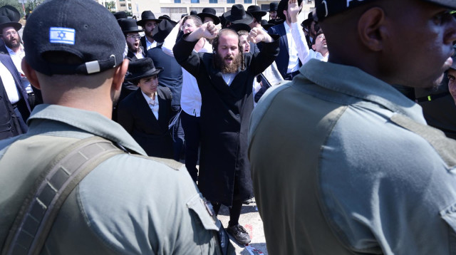 מחאות חרדים נגד גיוס, תל השומר (צילום: אבשלום ששוני)