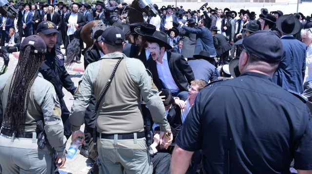 מחאות חרדים נגד גיוס, תל השומר (צילום: אבשלום ששוני)