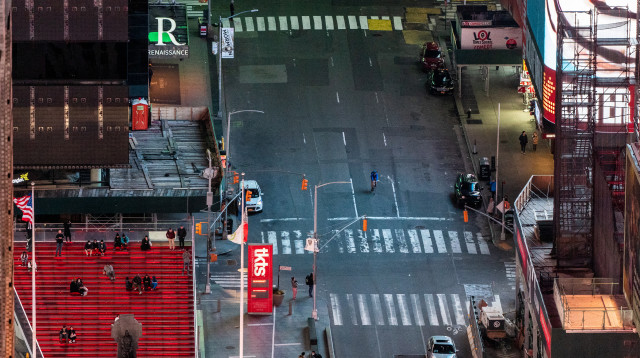 טיימס סקוור בניו יורק בזמן הקורונה (צילום: REUTERS/Jeenah Moon)