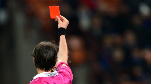 שופט כדורגל שולף כרטיס אדום (צילום: GettyImages)