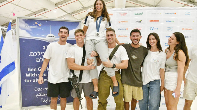 גולשת הרוח שרון קנטור בנתב"ג (צילום: ראובן קסטרו)