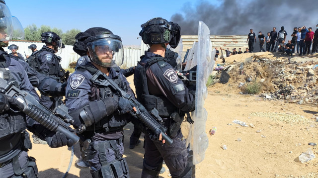 הפרות סדר במהלך הריסה של מבנה בלתי חוקי בגנב (צילום: דוברות המשטרה)