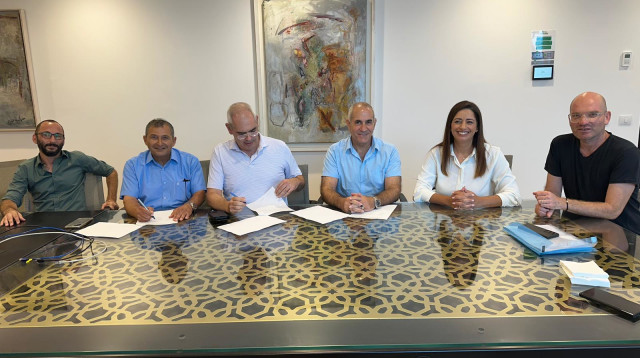 ראשי ההנהלה בקריה האקדמית אונו ובהסתדרות הפועל המזרחי (צילום: הסתדרות הפועל המזרחי)