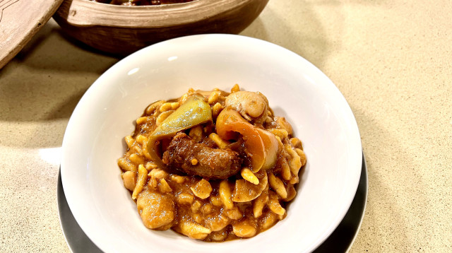 תבשיל פתיתים ונקניקיות פסקל פרץ-רובין (צילום: פסקל פרץ-רובין)