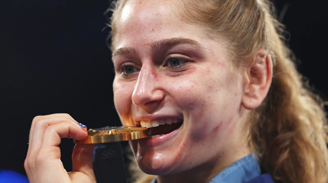 עמית אלור אחרי הזכייה במדליית הזהב בפריז (צילום: GettyImages)