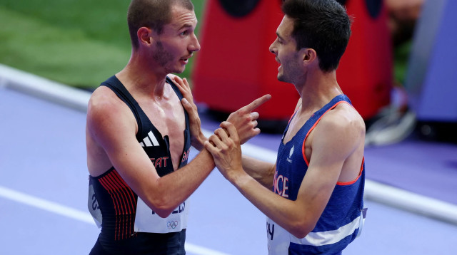 הוגו היי הצרפתי (ימין) ליד ג'ורג' מילס הבריטי אחרי ריצת 5,000 מטר, אולימפיאדת פריז 2024 (צילום: רויטרס)