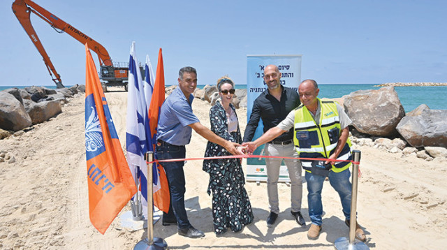 הקמת שוברי הגלים (צילום: רן אליהו)