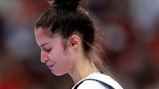 לוחמת הטאקוונדו אבישג סמברג בוכה אחרי הדחתה מהמשחקים האולימפיים (צילום: GettyImages, Alex Pantling)