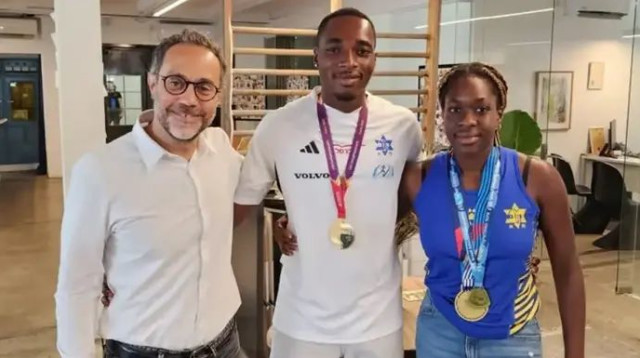 לא תוכל לייצג את ישראל באליפות העולם משום שלא קיבלה אזרחות. מרסי אפריפה, מימין, עם בלסינג (צילום: משרש ורשה וייצן)