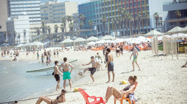 חוף ים בתל אביב (צילום:  מרים אלסטר, פלאש 90)