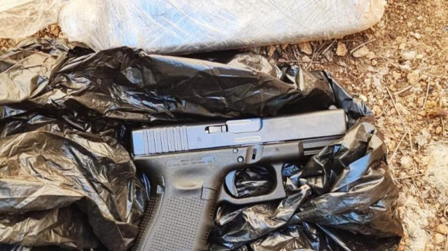 האקדח שאותר במהלך מעצר החוליה (צילום: דוברות המשטרה)