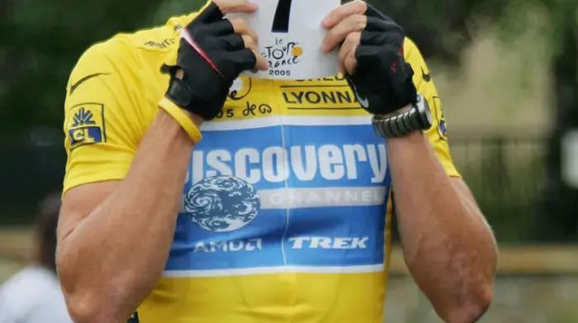 לאנס ארמסטרונג רוכב אופניים אמריקאי חוגג תואר שביעי בטור דה פראנס (צילום: GettyImages, Robert Laberge)