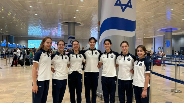 בנות נבחרת ההתעמלות האומנותית של ישראל ביציאה לפריז 2024 (צילום: הוועד האולימפי בישראל)