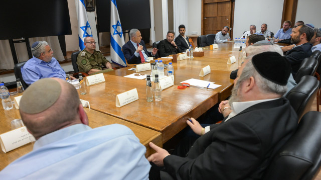 בנימין נתניהו עם ראשי הרשויות מיהודה ושומרון (צילום: מעיין טואף/לע״מ)