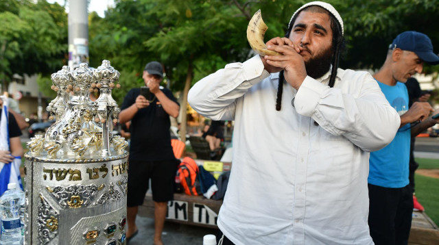 תפילת מחאה בכיכר דיזינגוף (צילום: אבשלום ששוני)