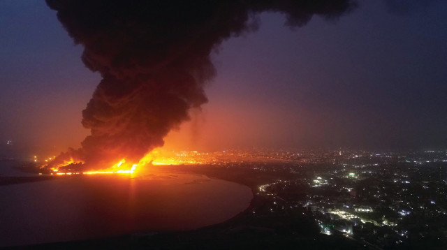 עשן עולה מאתר התקיפות האוויריות של ישראל בנמל חודידה בתימן (צילום: רויטרס)