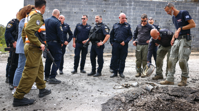 מקום נפילת רקטה בקרית שמונה (צילום: דוד כהן, פלאש 90)