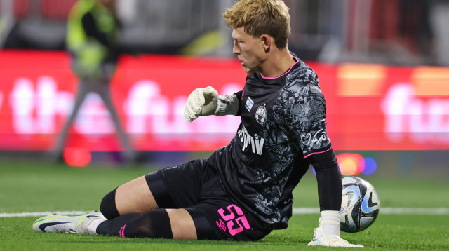 ניב אליאסי שוער הפועל באר שבע סופג שער (צילום: מאור אלקסלסי)