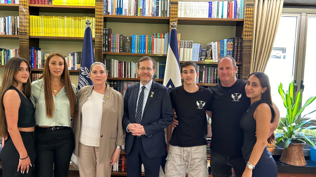 נשיא המדינה נפגש עם משפחתו של בר רוזנשטיין ז״ל (צילום: בית הנשיא)
