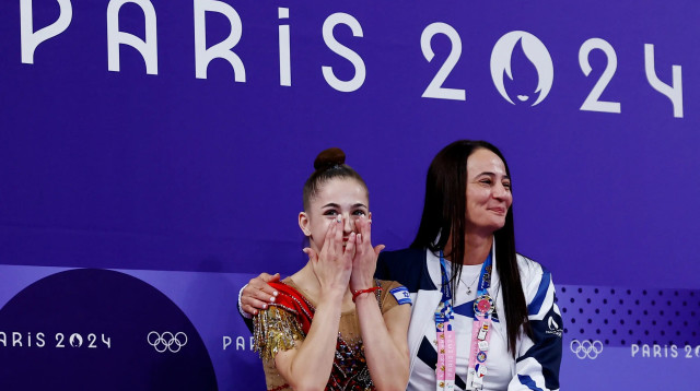 דריה אטמנוב, מתעמלת אומנותית ישראלית עם המאמנת איילת זוסמן (צילום: רויטרס)