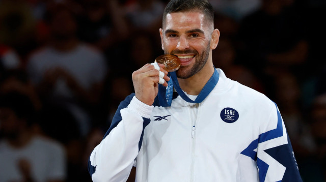 פיטר פלצ'יק עם מדליית הארד האולימפית, פריז 2024 (צילום: רויטרס)