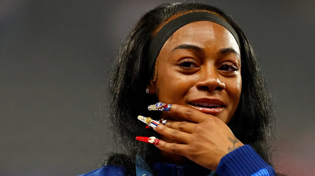 שקארי ריצ'רדסון בוכה על הפודיום אחרי הזהב במירוץ השליחות, פריז 2024 (צילום: רויטרס)