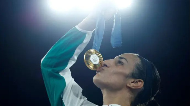 רגע שיא בפריז. חליף עם המדליה (צילום: רויטרס)