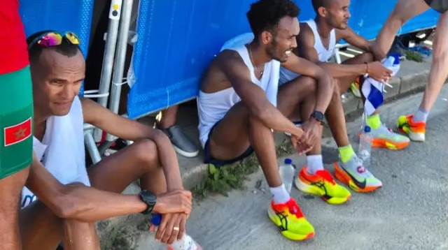 תנאים קשים. הישראלים אחרי שחצו את קו הסיום (צילום: הוועד האולימפי בישראל)