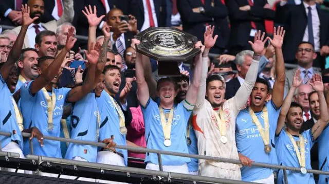 קווין דה בראונה מניף את מגן הקהילה (צילום: אימג'בנק  GettyImages, Stu Forster)