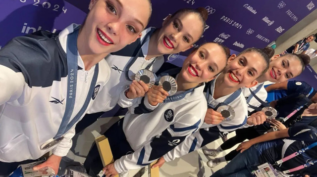נבחרת ישראל התעמלות אומנותית עם מדליות כסף, פריז 2024 (צילום: באדיבות המצולמים)