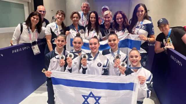 נבחרת ישראל התעמלות אומנותית עם מדליות כסף, פריז 2024 (צילום: הוועד האולימפי בישראל, עודד קרני)