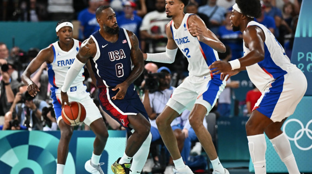 לברון ג'יימס נבחרת ארצות הברית מול ויקטור וומבניאמה נבחרת צרפת, פריז 2024 (צילום: GettyImages)